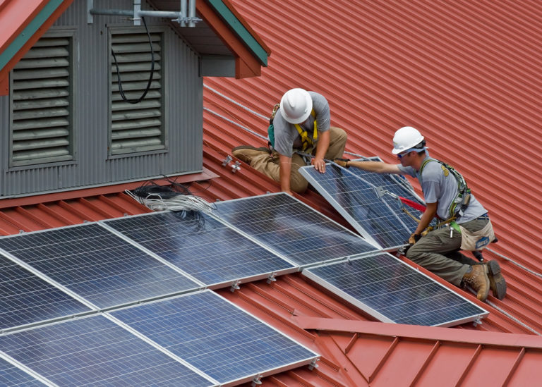 Ukázka instalace solárních panelů na střechu